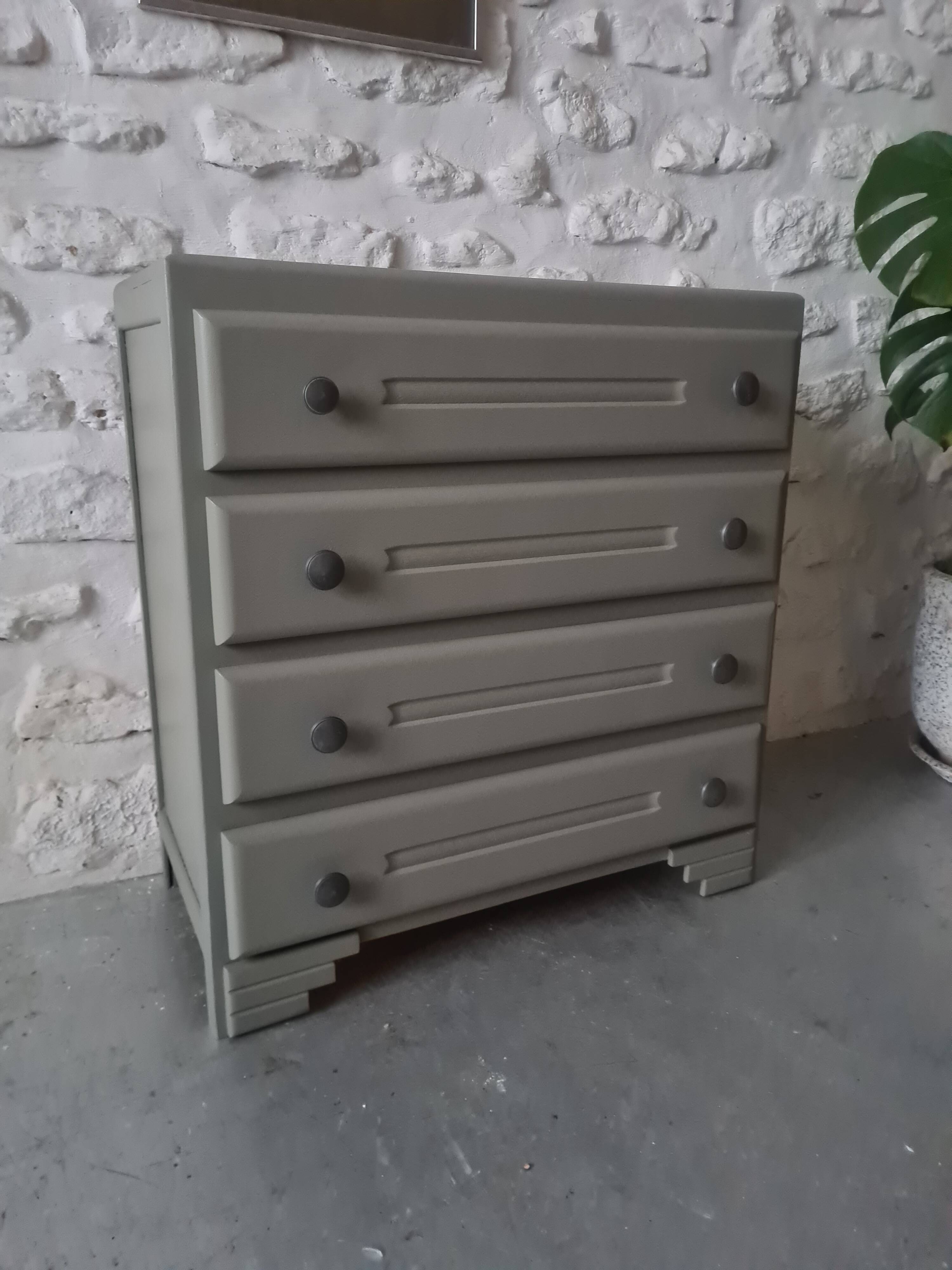 Small vintage chest of drawers