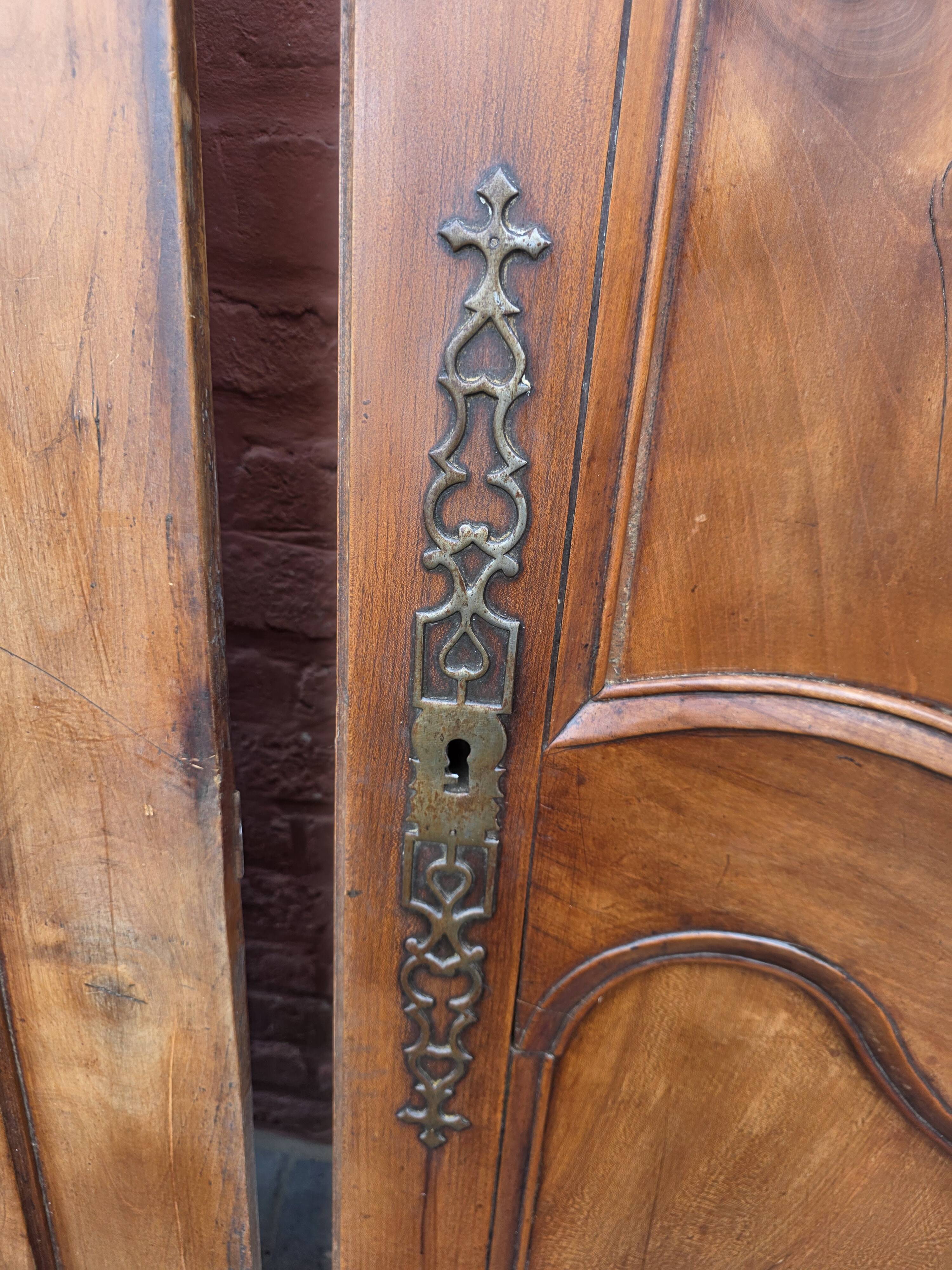 Paire de portes de placard style Louis XV en merisier massif