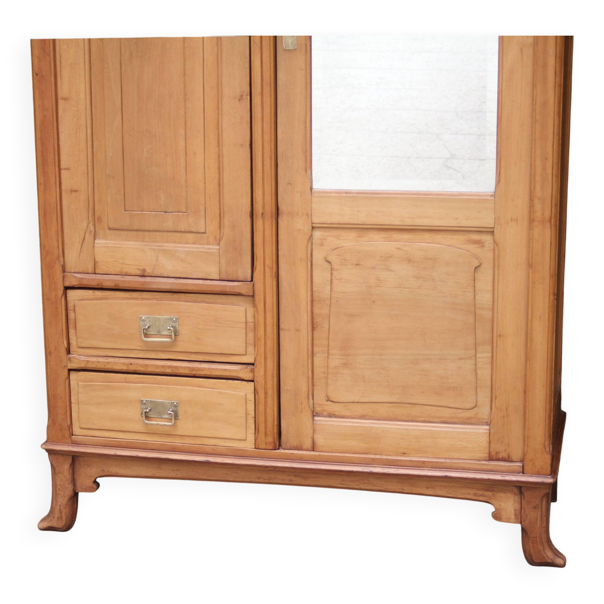 Art Nouveau wardrobe in blond wood with beveled mirror (circa 1909).