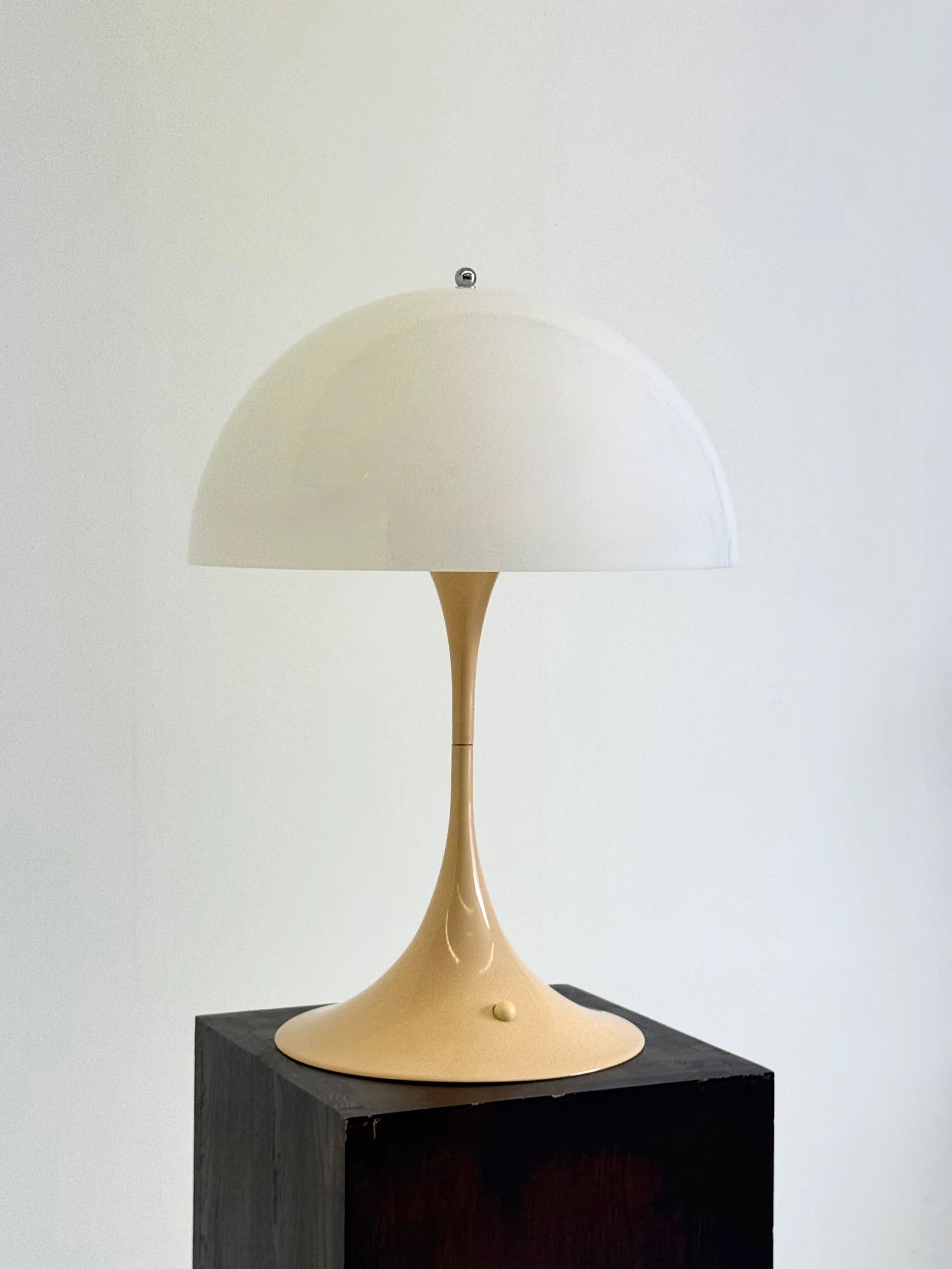 Lampe de table Panthella Louis Poulsen Verner Panton base beige