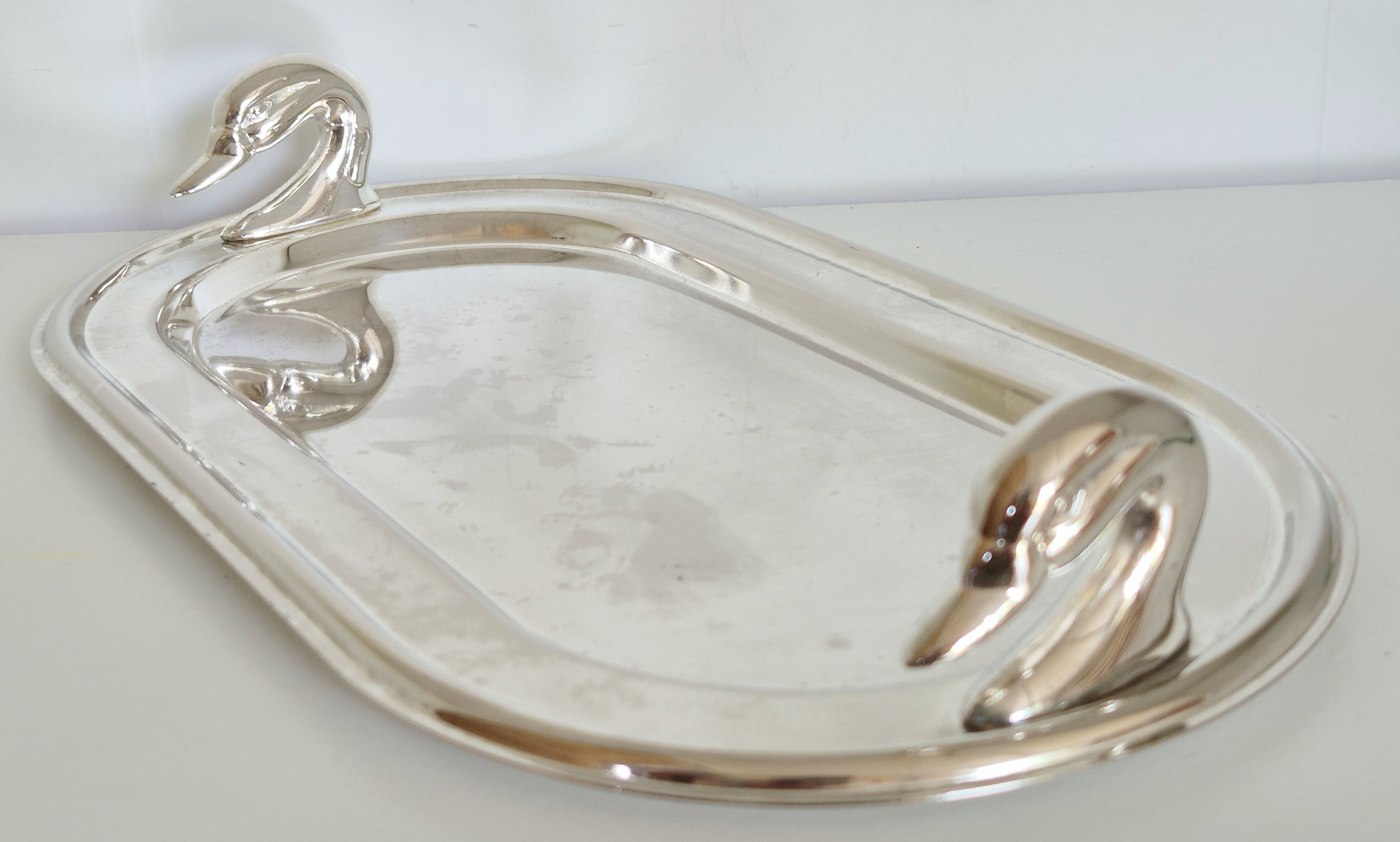 Serving dish for foie gras in silver-plated metal.