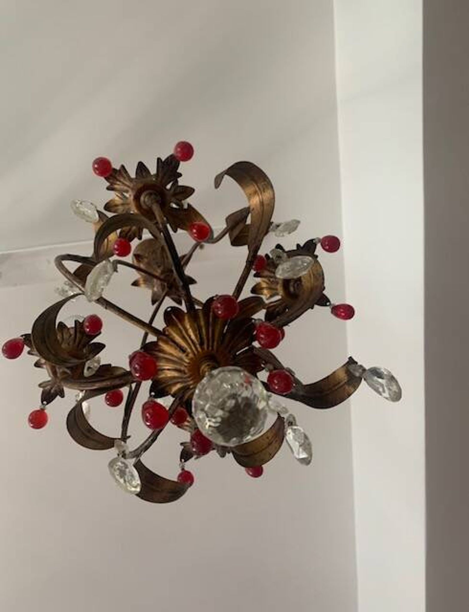 Antique chandelier in gilded sheet metal and red and white crystal pendants, 1900