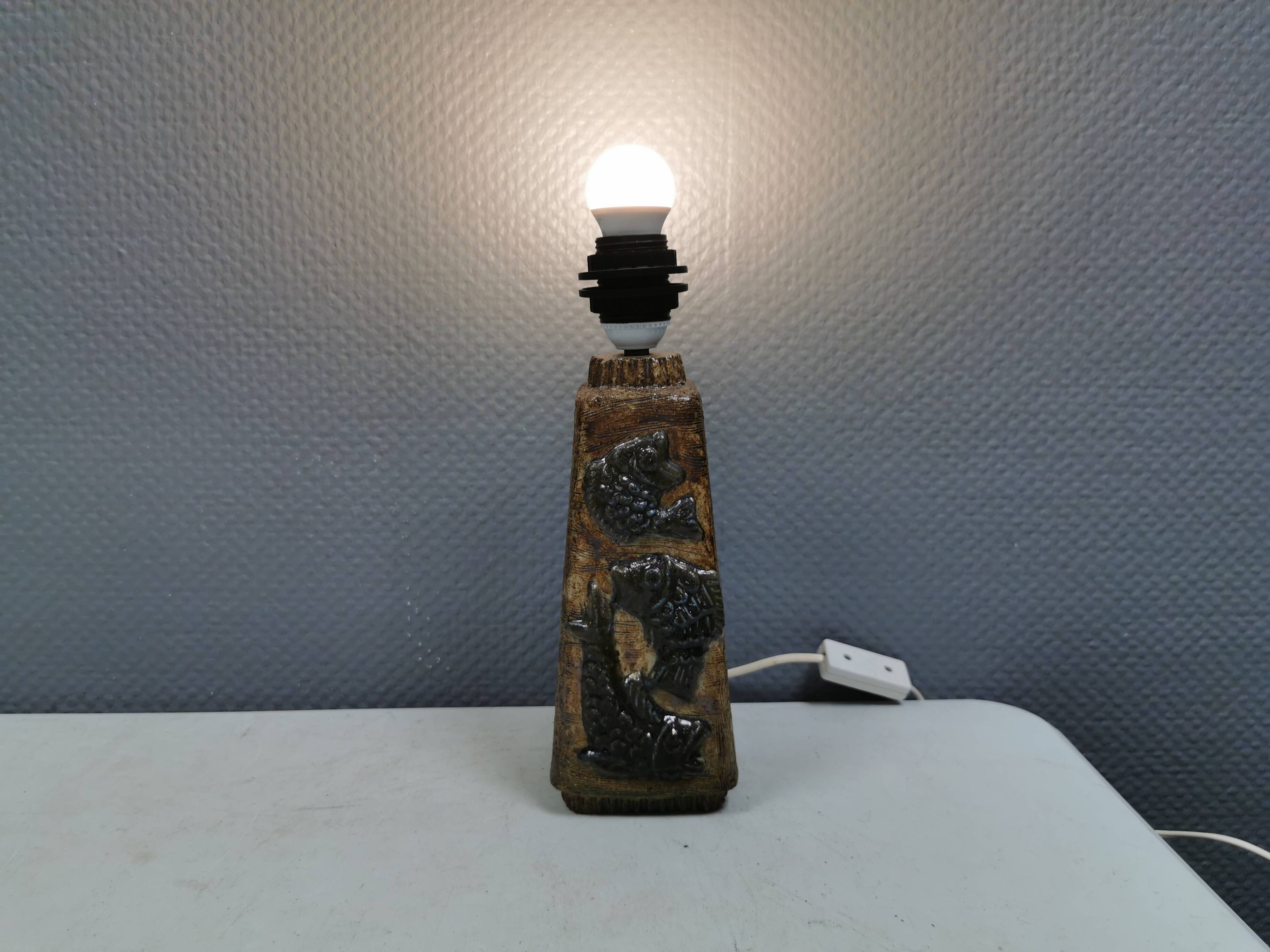 Lampe de table en céramique danoise avec motif de poisson par Willi Fischer dans les années 1970.
