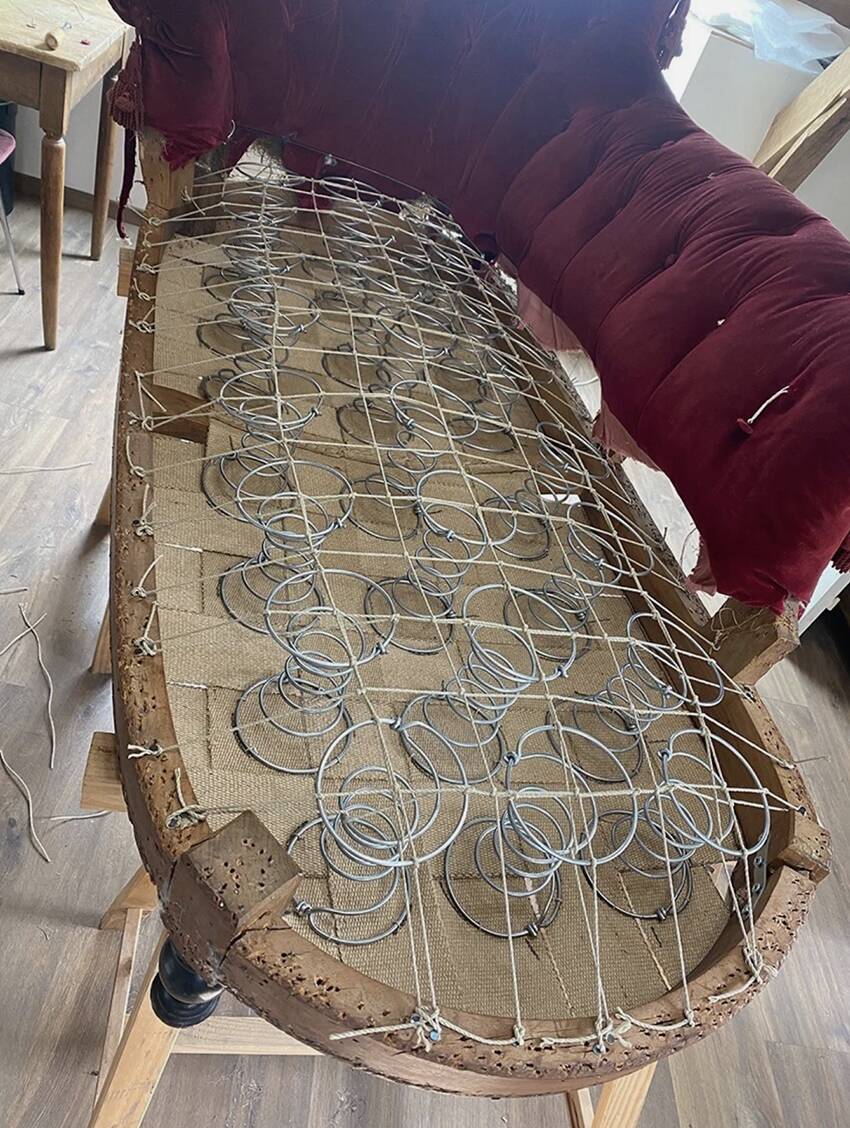 Napoleon III meridian, purple red velvet. Buttoned backrest.