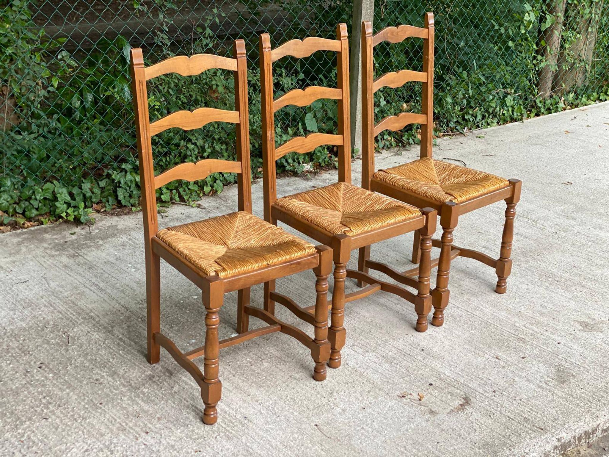 3 chaises bois massif paillées type ferme dossier haut