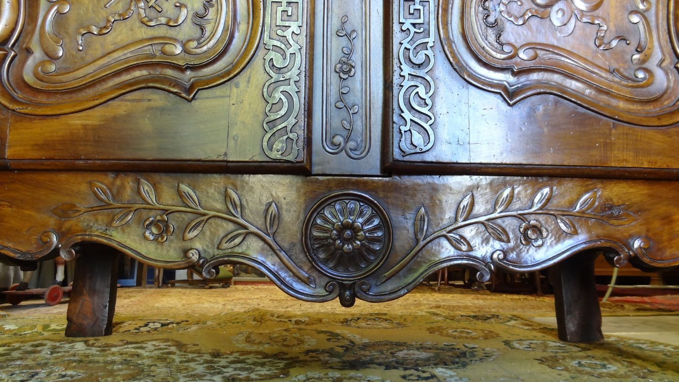 18th century Provencal sideboard in walnut, Louis XV period 140 x 100 cm