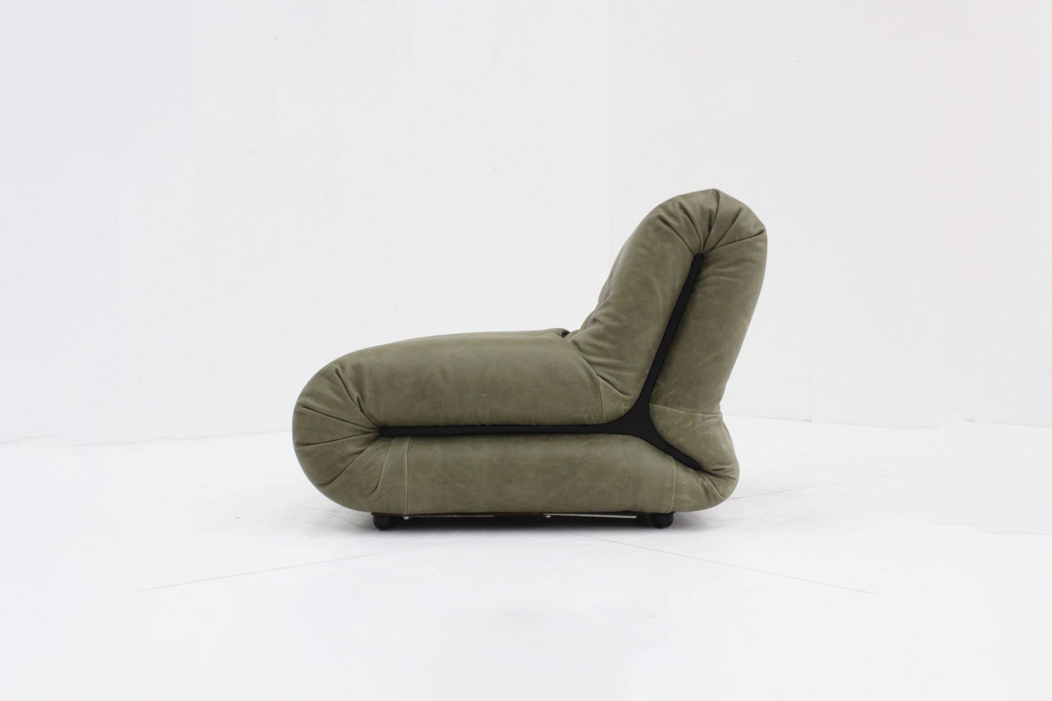 Pagru leather lounge chairs Claudio Vagnoni 1P Italy 1971