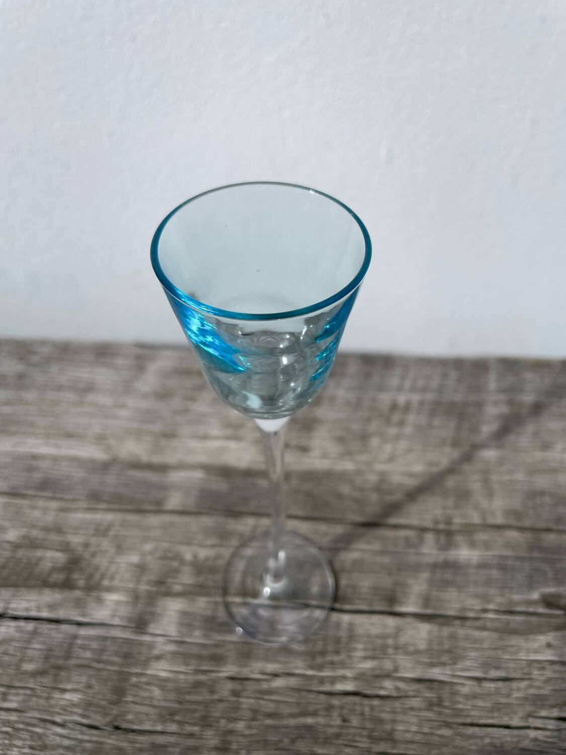 Verre à pied soufflé irrégulier de collection