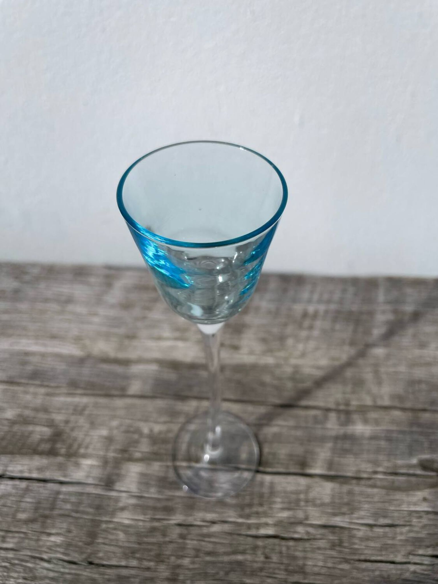 Verre à pied soufflé irrégulier de collection