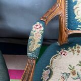 Paire de fauteuils brodés à la main. Noyer.