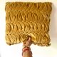 Coussin vintage carré en velours plissé jaune