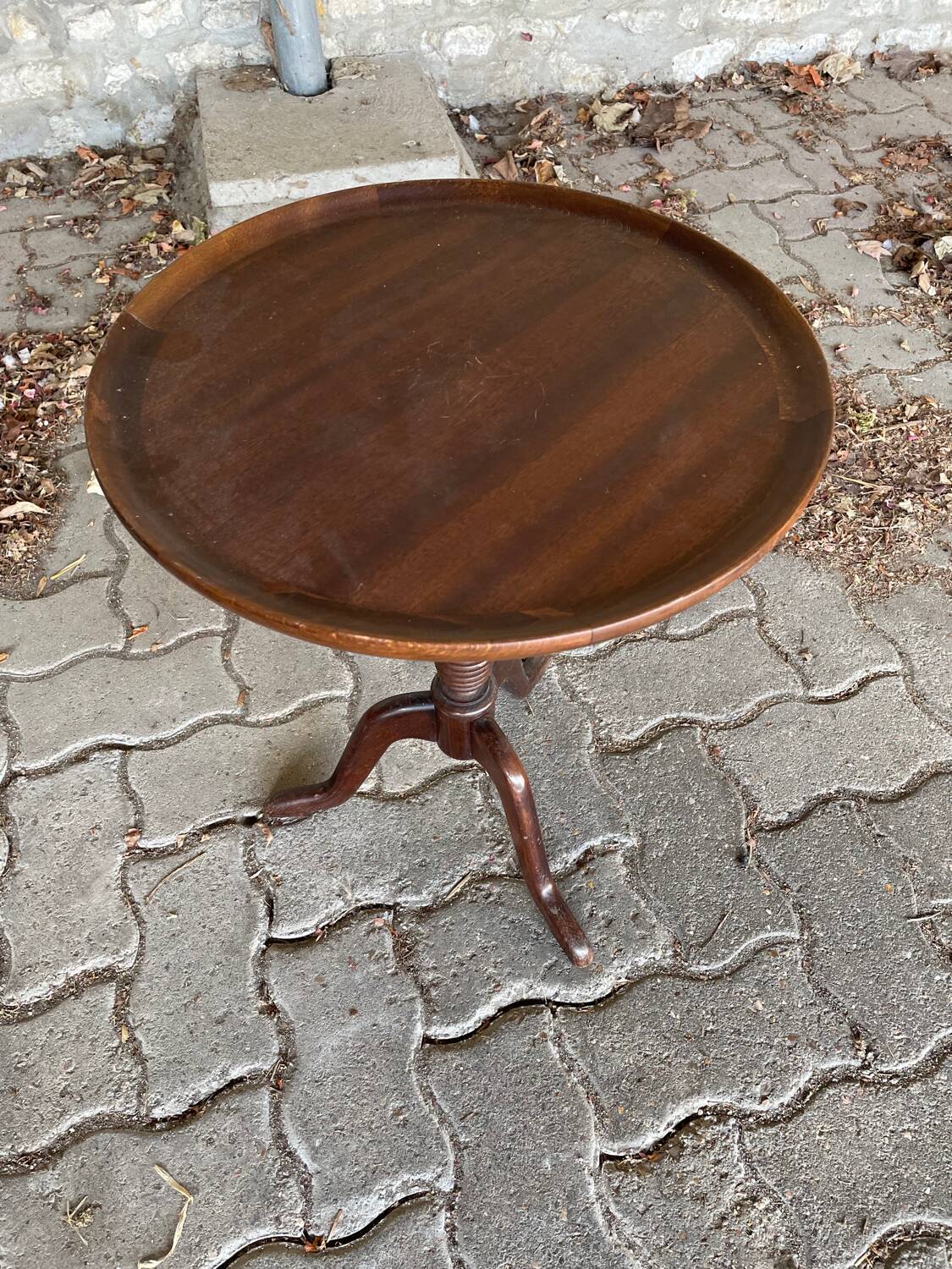 Pedestal table