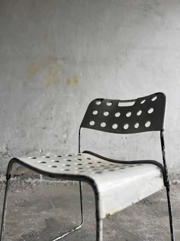 Chaise Omstak en acier laqué blanc, conçue par Rodney Kinsman pour Bieffeplast (1971). Piètement traîneau industriel