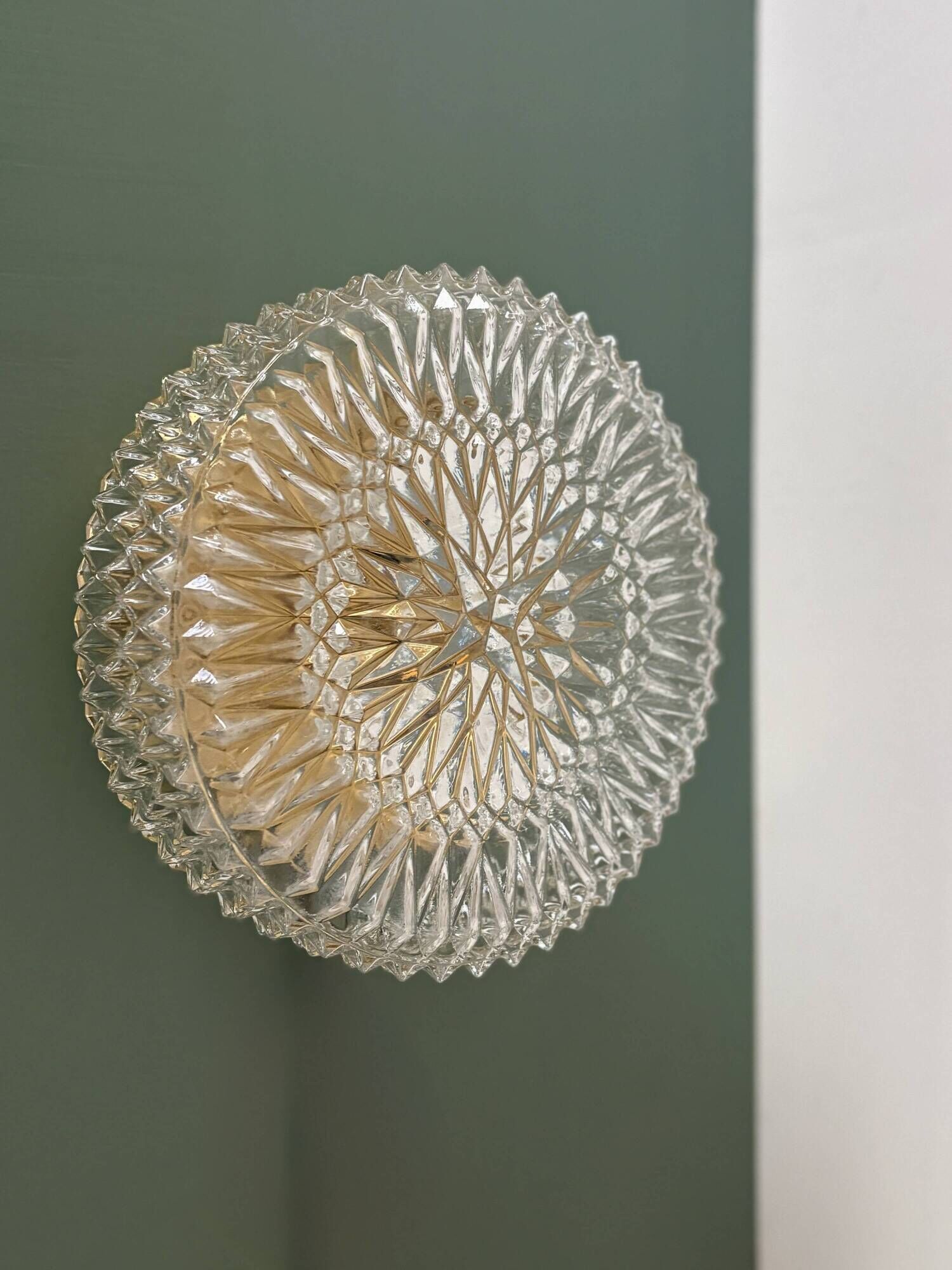 Vintage moulded glass wall or ceiling light globe (PLAF40)