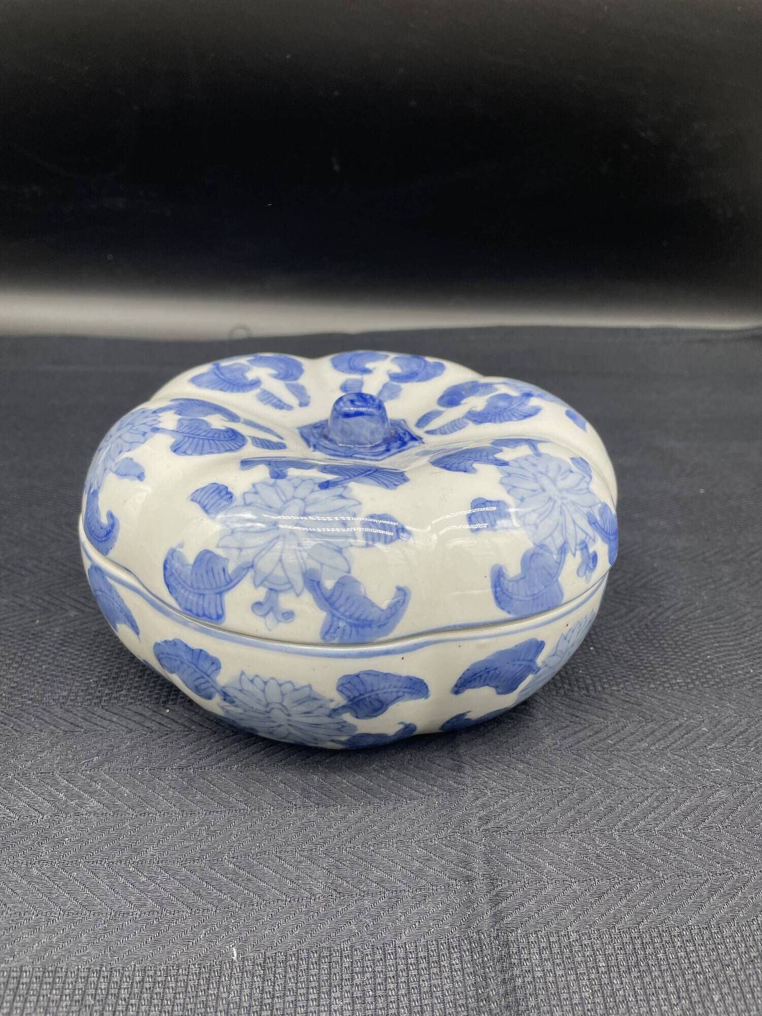 Chinese covered pot, box, jewelry box, pumpkin, white porcelain, China blue plant decor