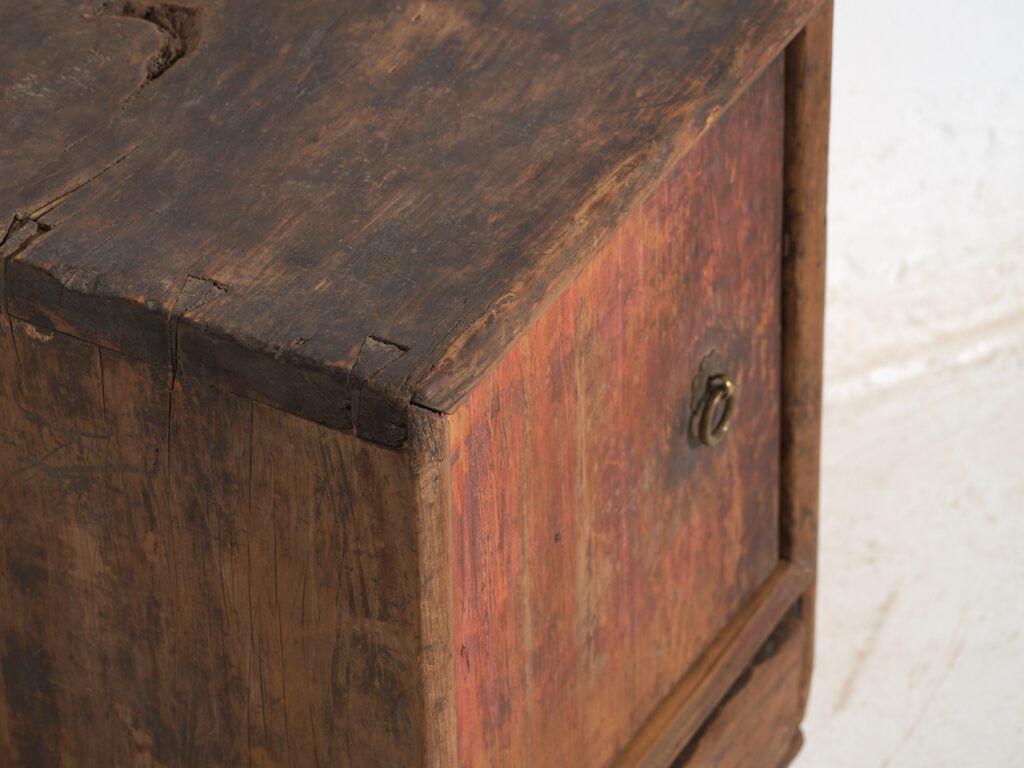 Petit meuble ancien chinois en bois peint – Chine, vers 1900