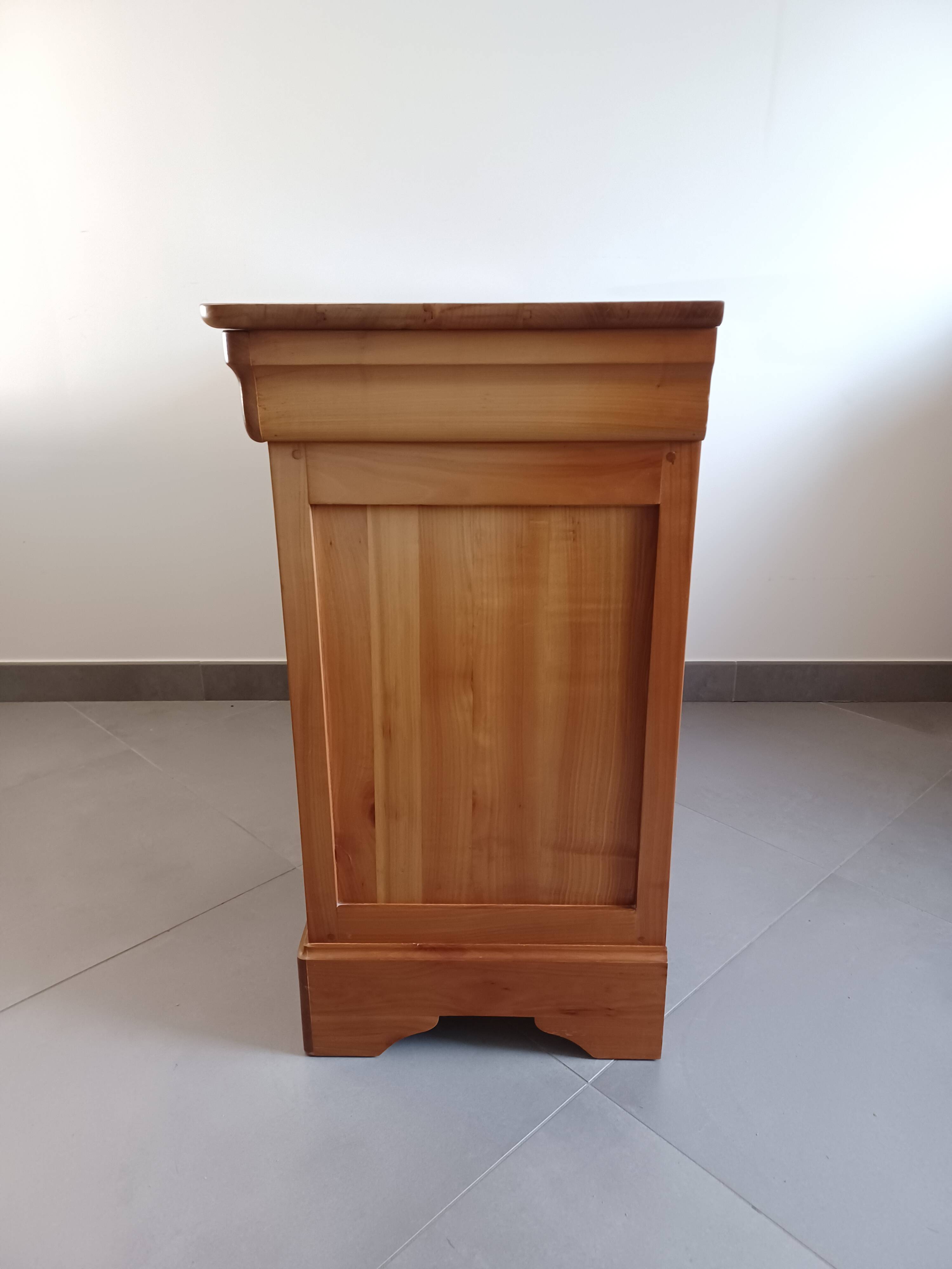 Cherry wood chest of drawers with four drawers