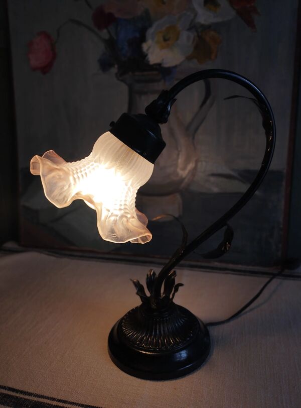 Lampe tulipe en métal noir patiné et abat-jour en verre opaque