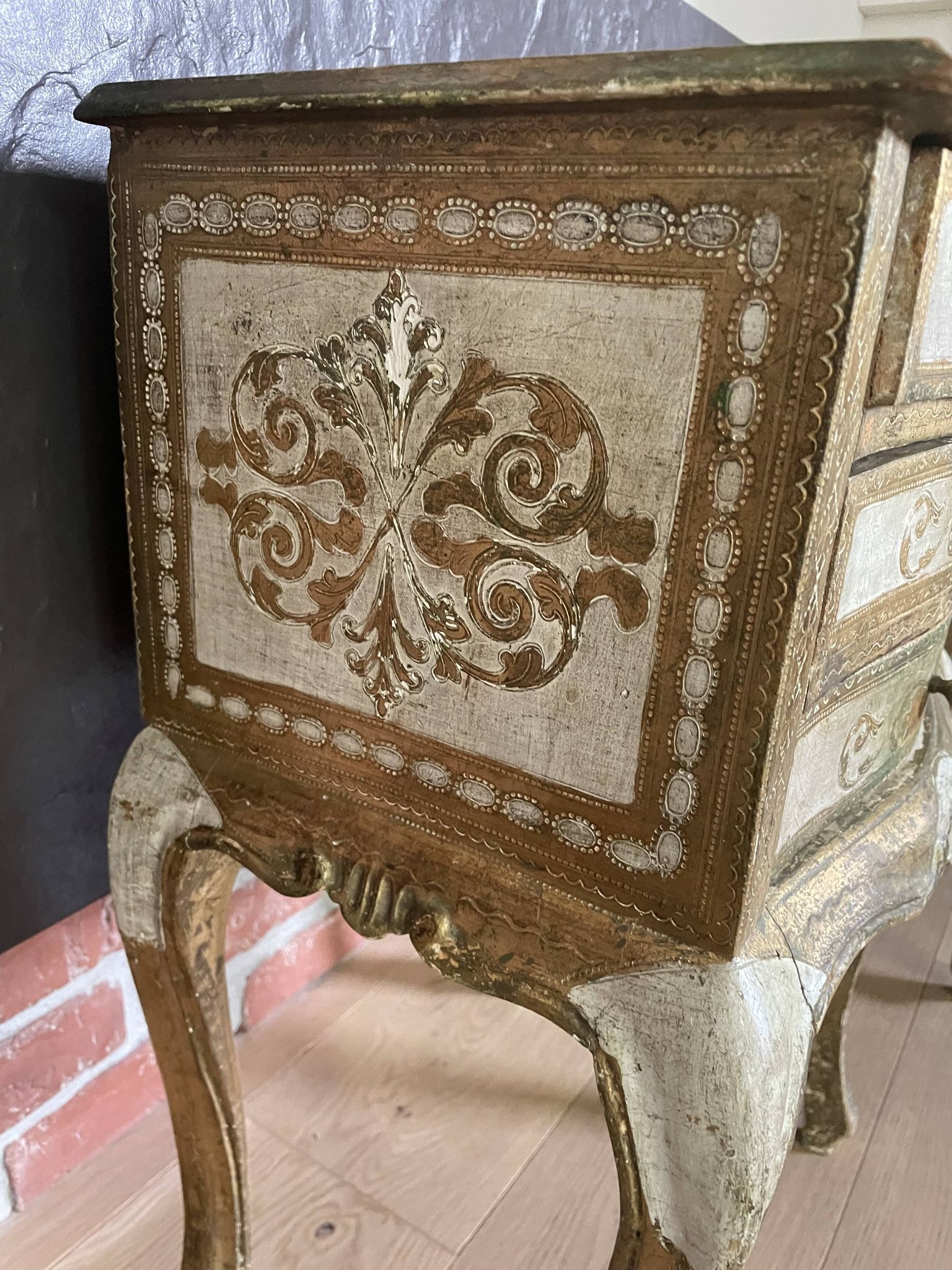 Bedside pair, 3 drawers, 1 drawer and a niche, painted golden wood, italian renaissance style