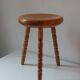 Vintage en bois tourné tabouret du milieu du siècle avec un siège épais.