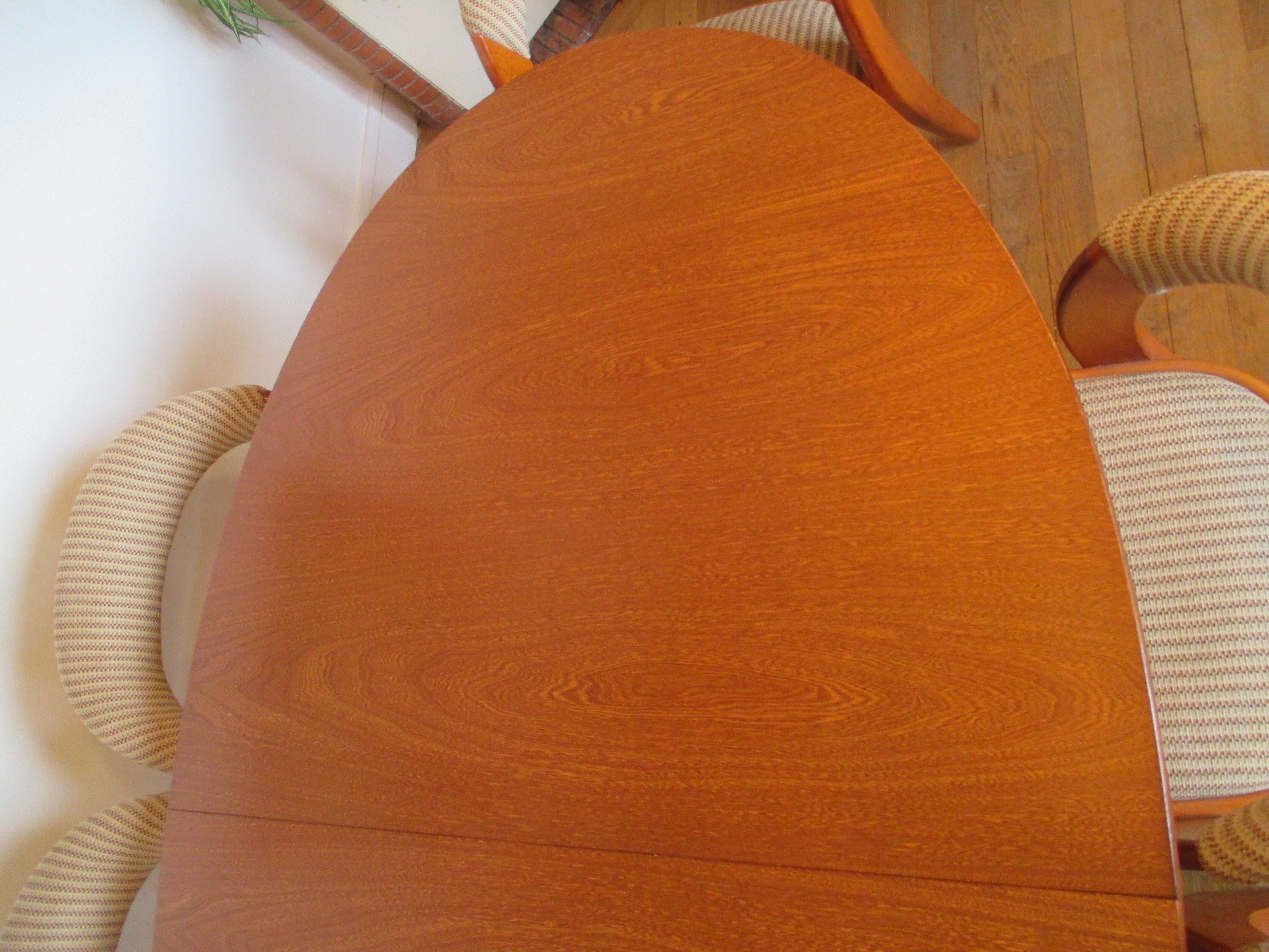 Baumann oval table