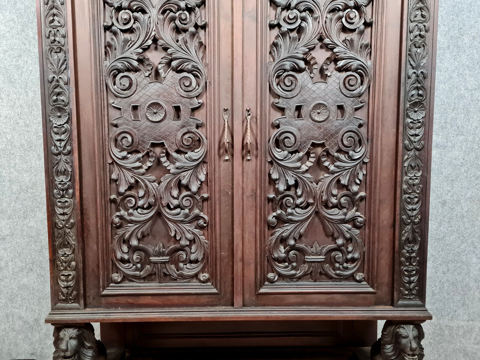 Renaissance cabinet in solid walnut entirely carved around 1850
