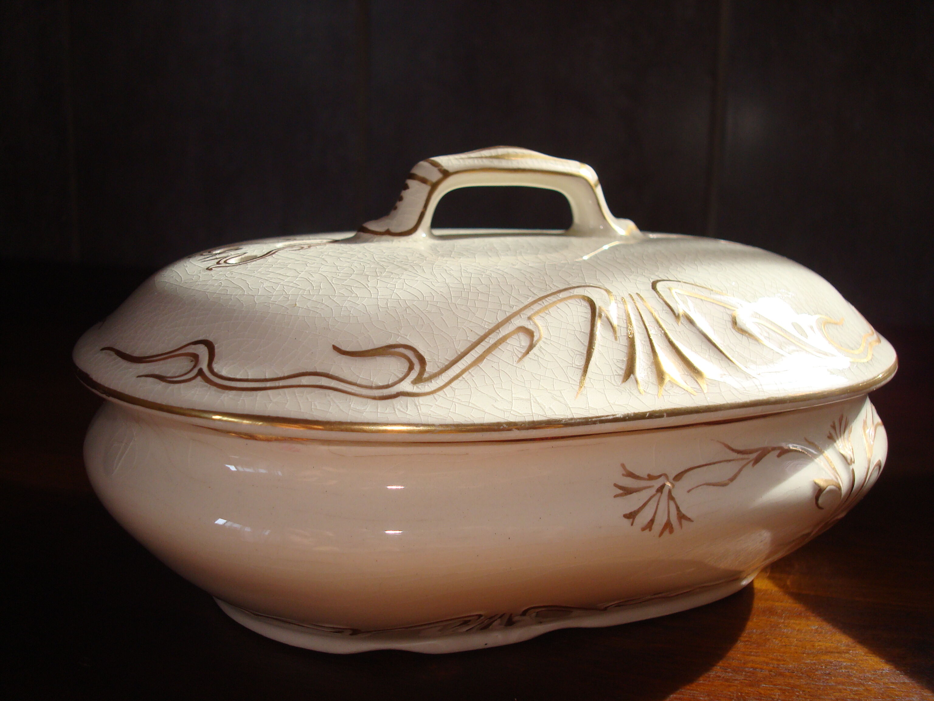 Brush holder and soap holder hamage nord, art nouveau, floral décor edging gold.