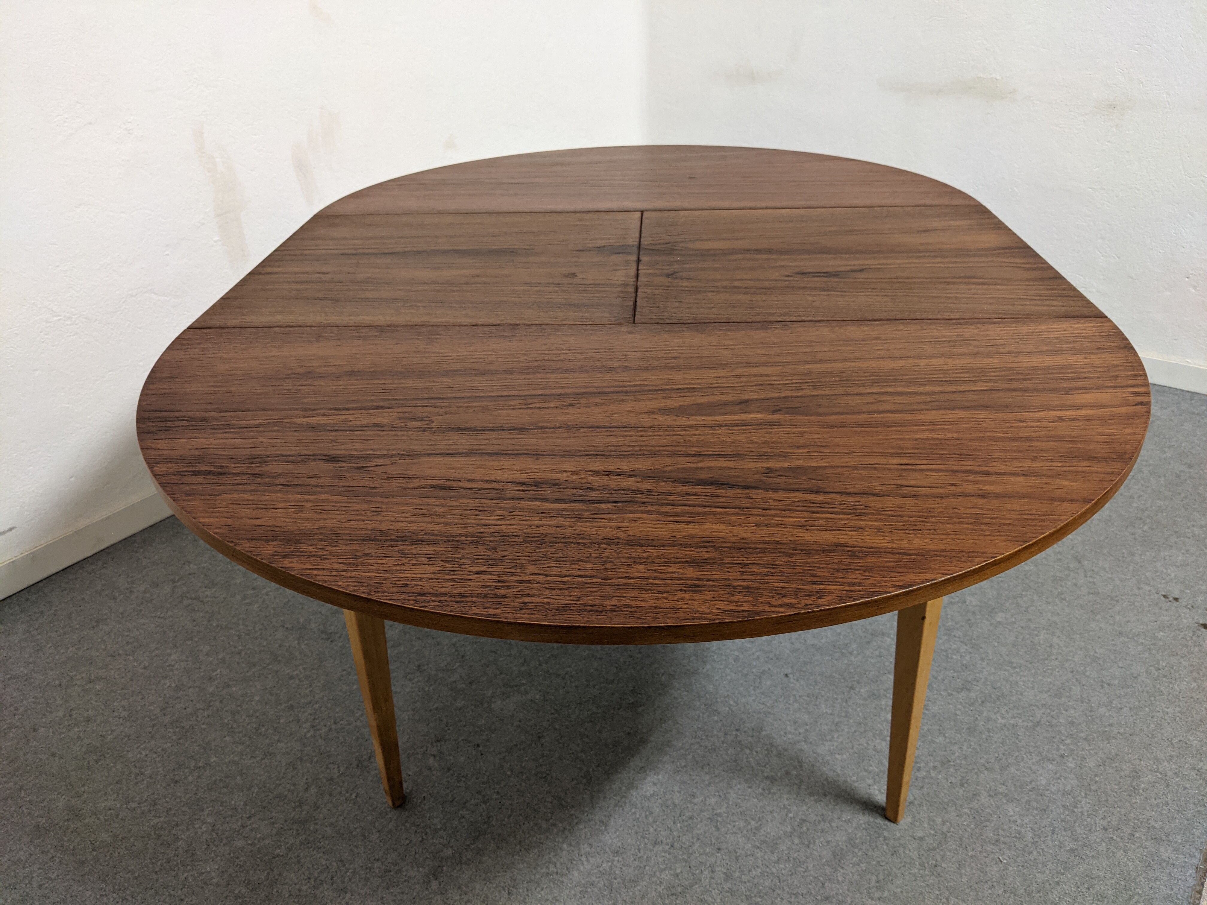 Vintage round table extended by the 50s/60s