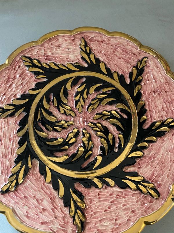 Plat rose et doré décoré à la main, signé