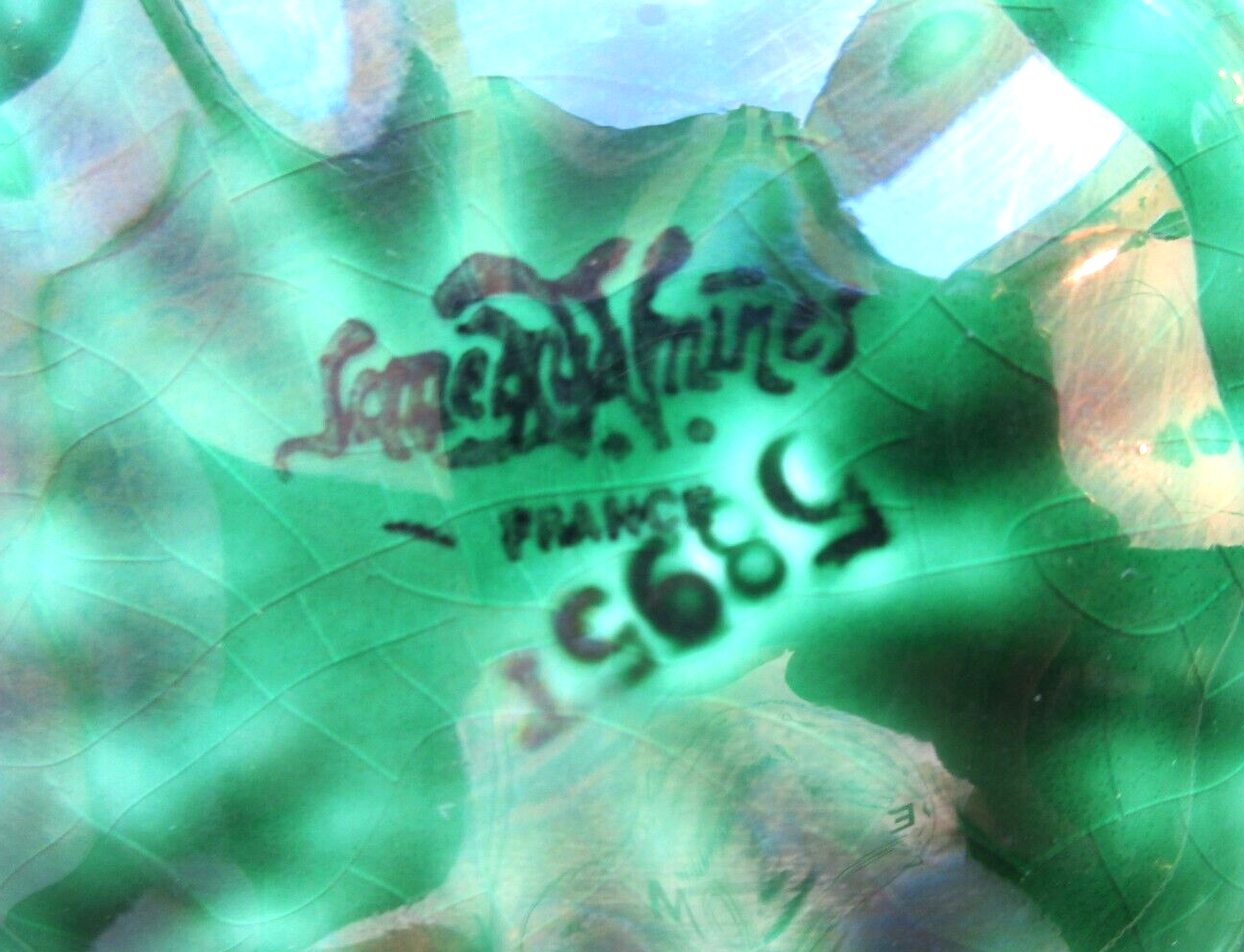 Art Deco oyster dish in green slip signed Sarreguemines DV, 12 oysters