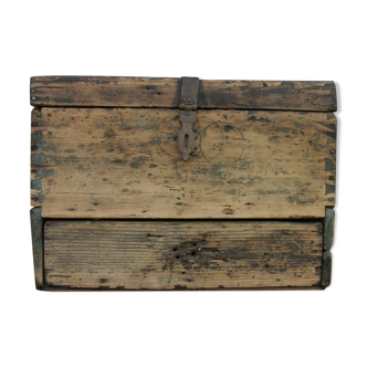 Tools box/antique nails years ago 30/40