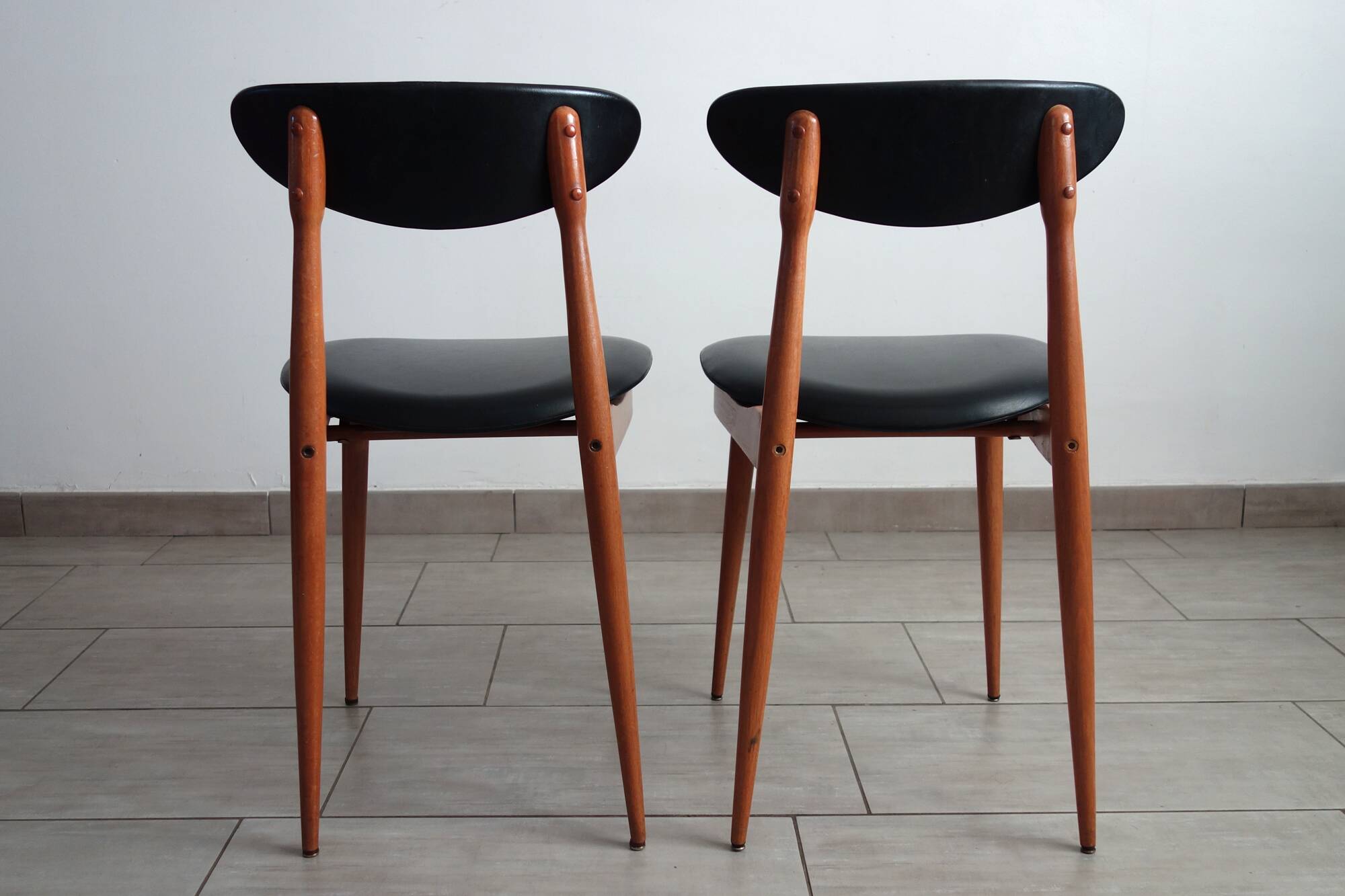 Paire de chaises modèle Licorne de chez Baumann