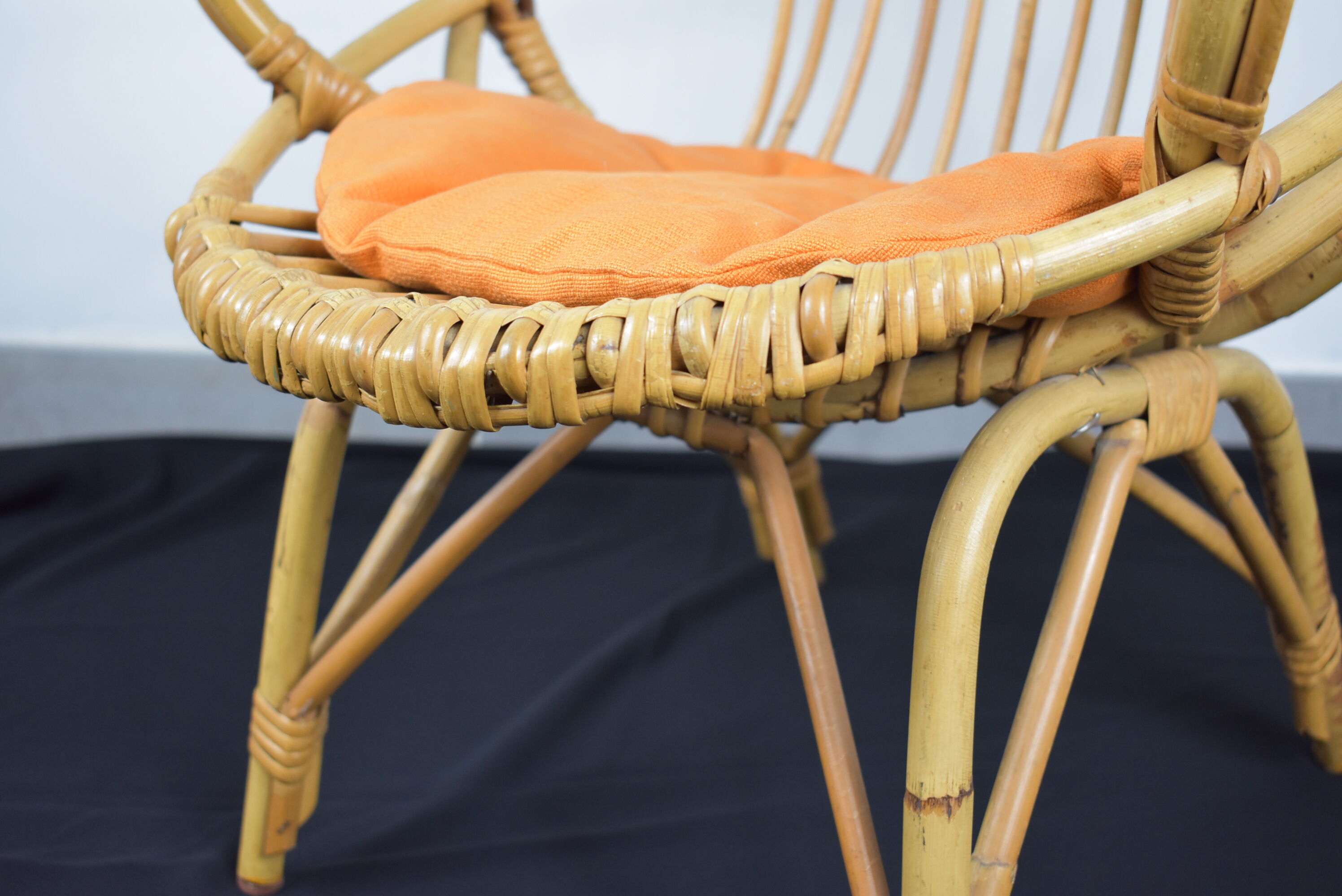 Fauteuil en osier enfant avec coussin orange