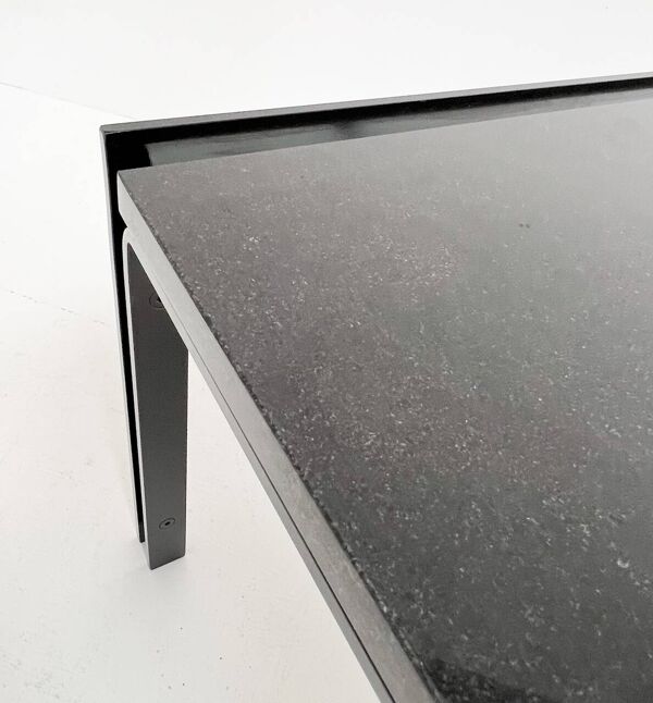 Table d'appoint ou table basse en granit noir des années 1980
