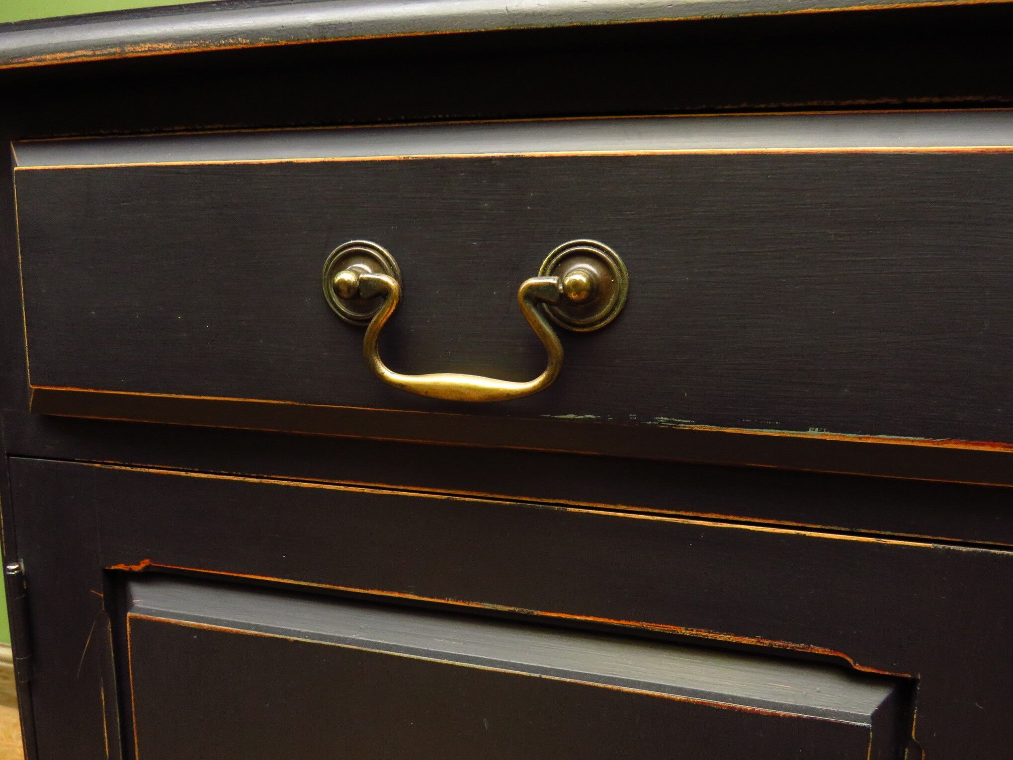 Buffet de cuisine noir peint