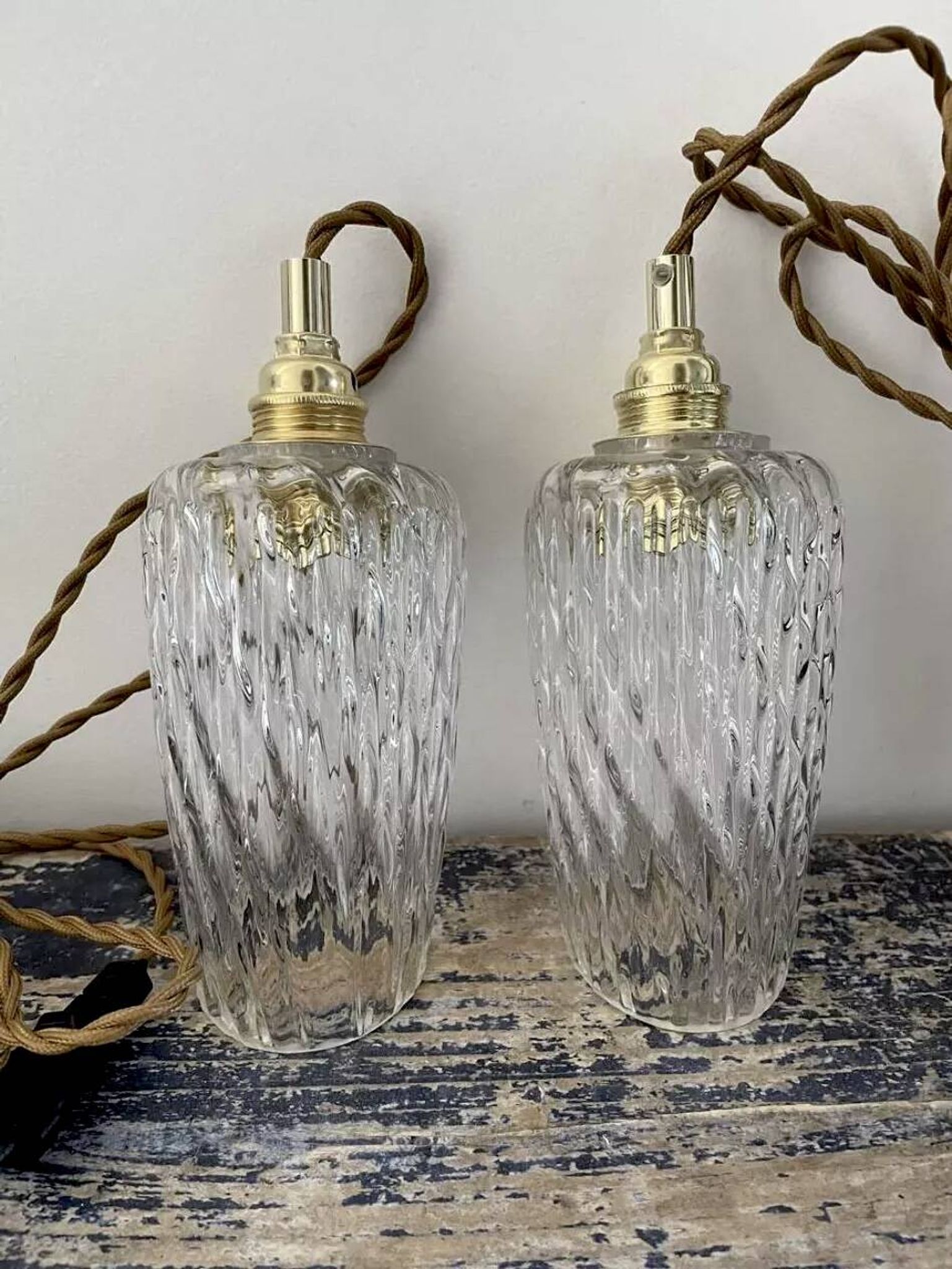 Lot de deux lampes baladeuses vintage en verre ciselé