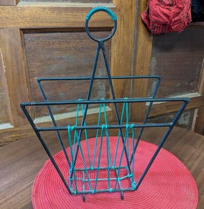 Metal magazine rack scoubidou