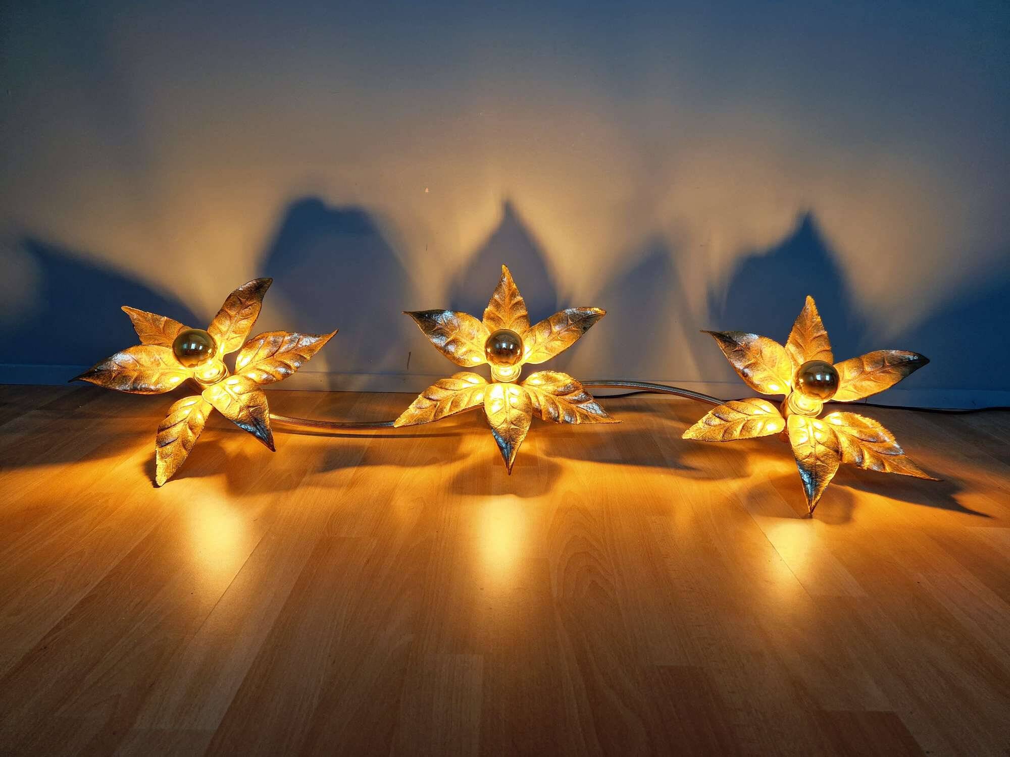 Large floral wall sconce in brass and gilded metal, Willy Daro, 1970.
