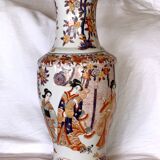 Large Chinese porcelain vase decorated with geishas and flowers, mid-19th century