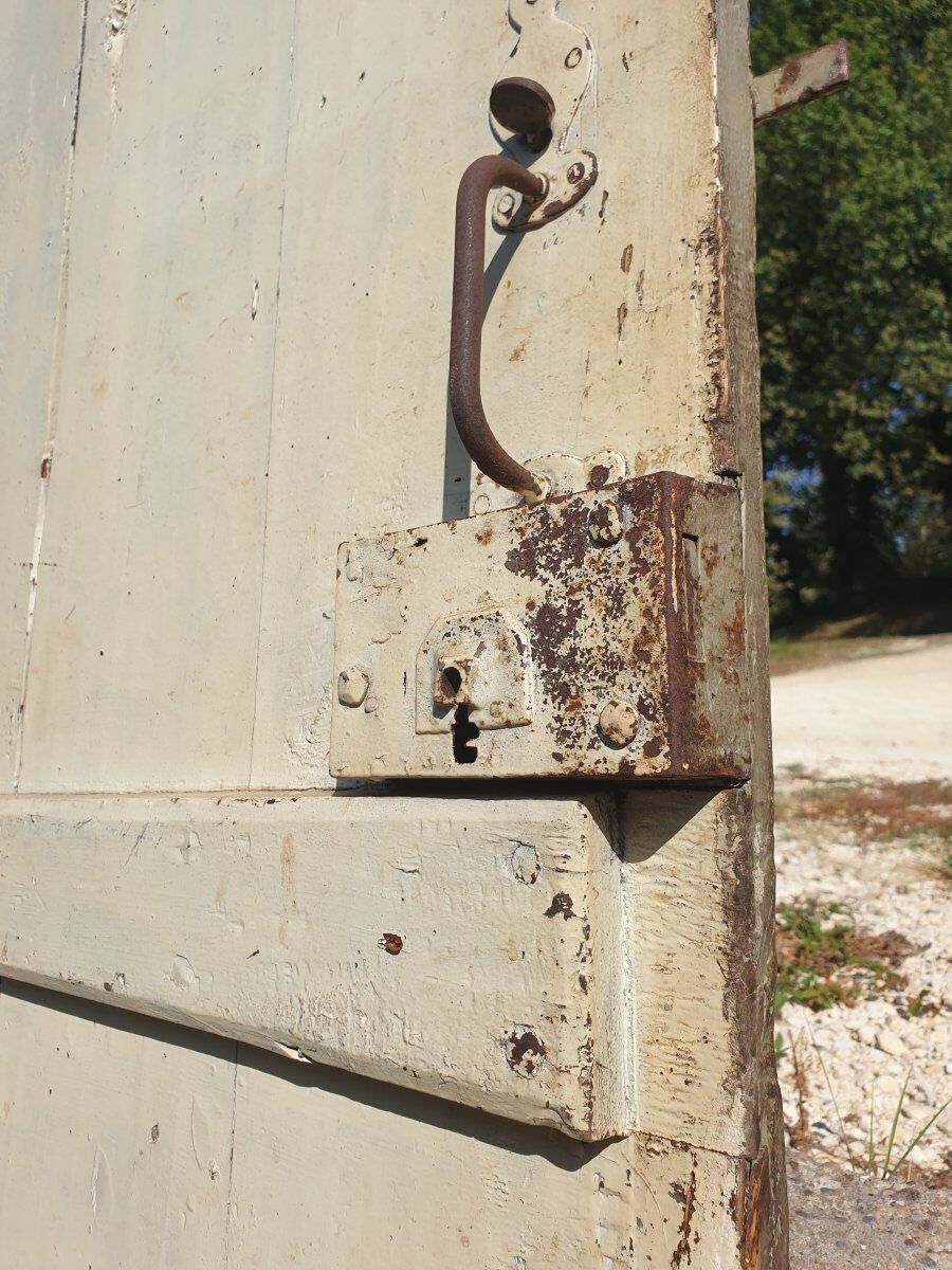 Cellar door, barn or attic with traditional whistle struts - early 20th century