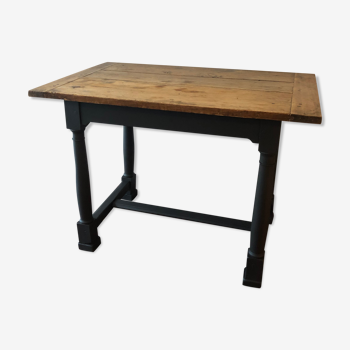 Oak country table with stowed