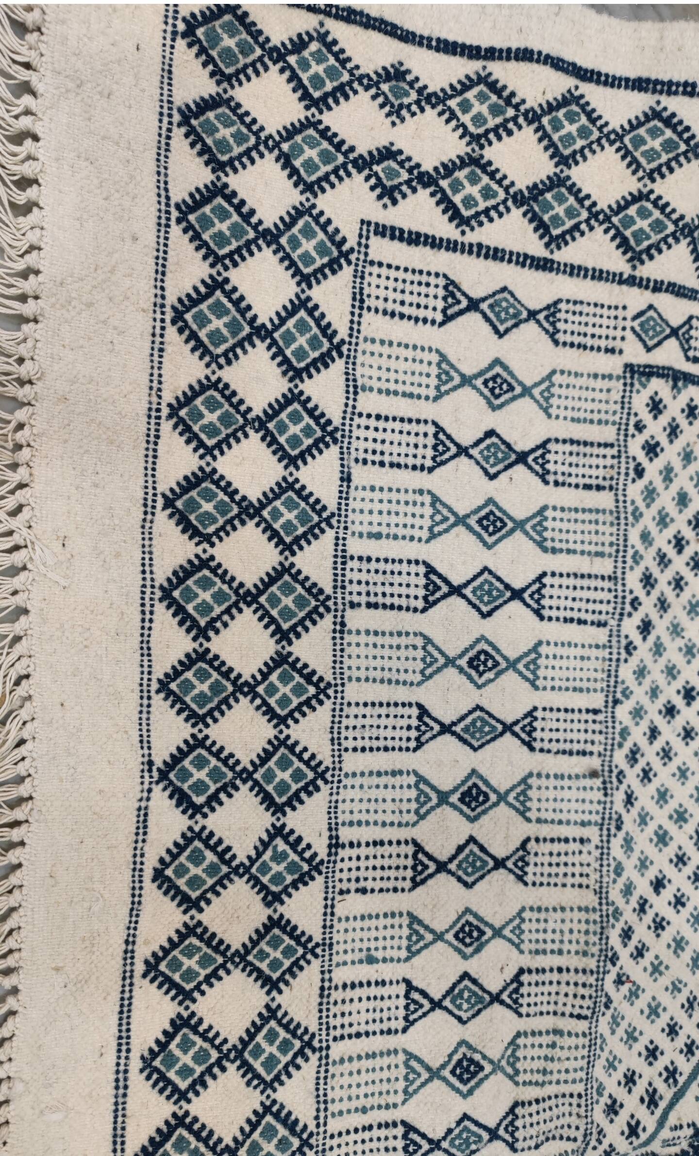 Blue and white hand-woven margoum rug