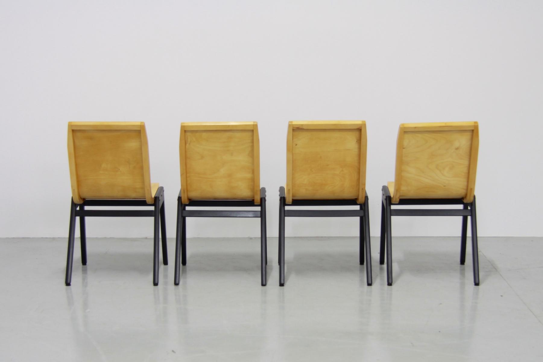 Set de 4 chaises empilables par Roland Rainer