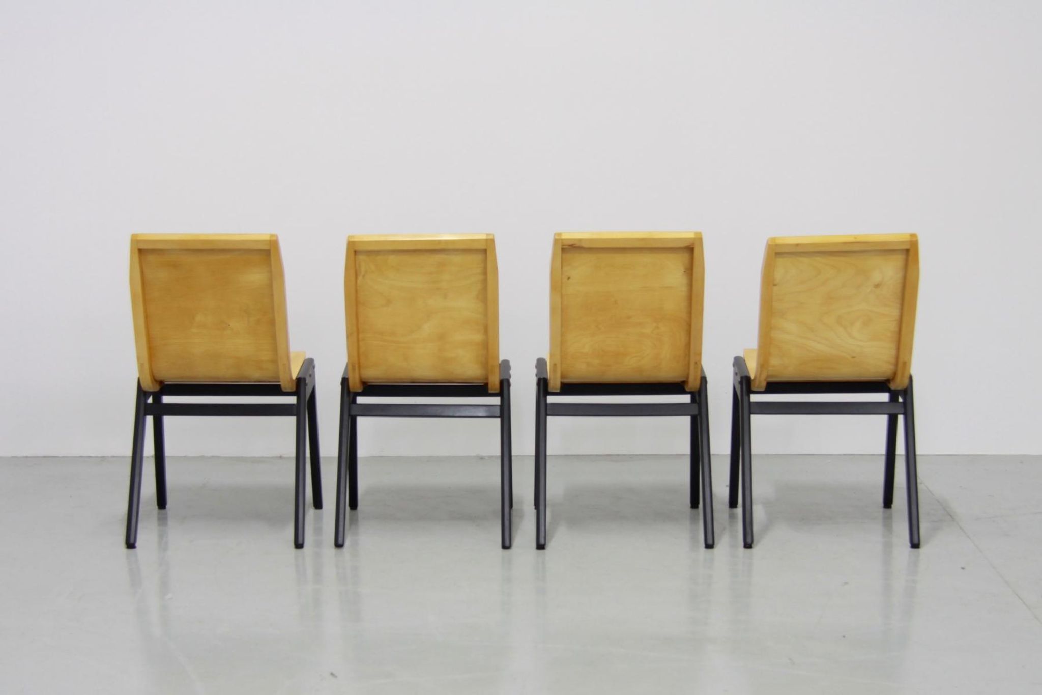 Set de 4 chaises empilables par Roland Rainer