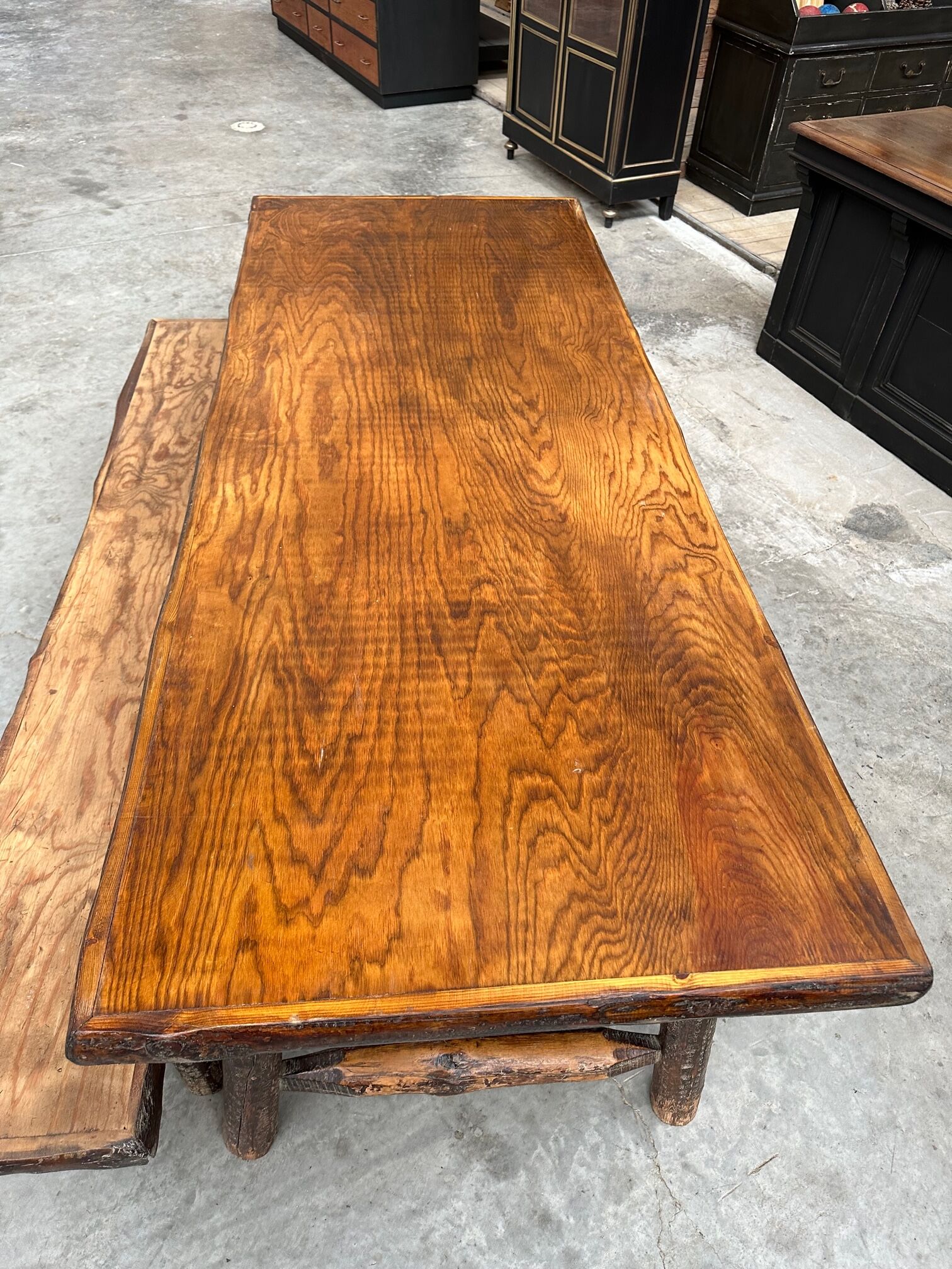 Ensemble table et son banc brutaliste