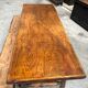 Ensemble table et son banc brutaliste