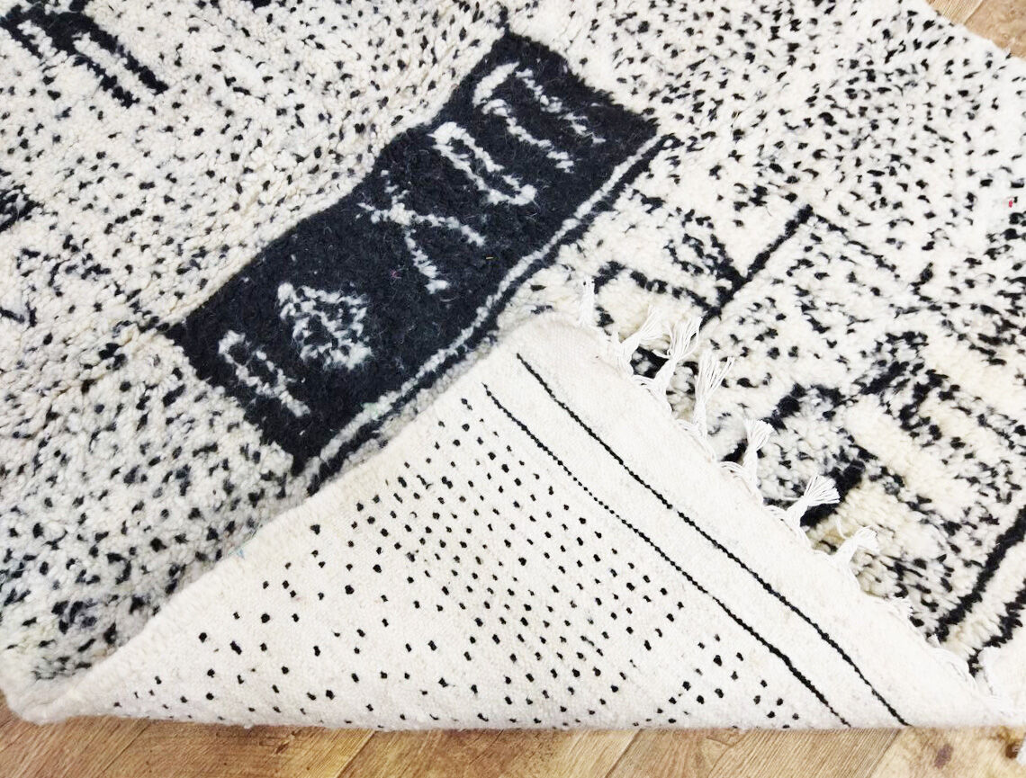 Handmade moroccan berber carpet 164 x 112 cm