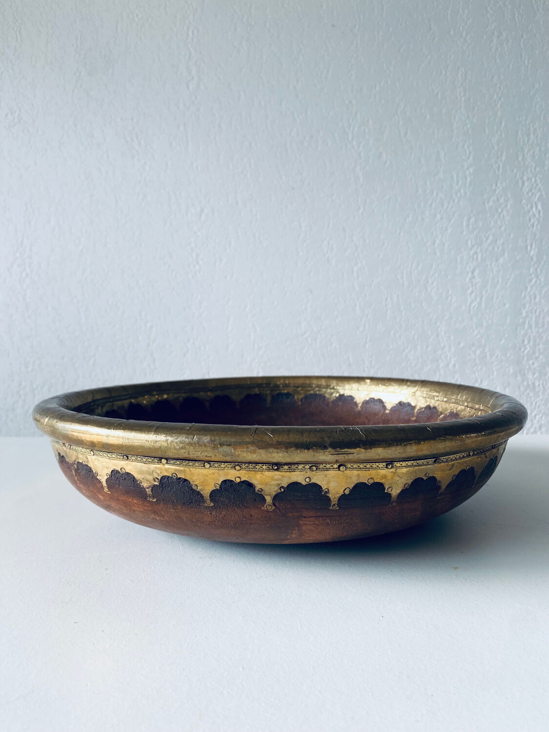 Grand saladier en bois et laiton