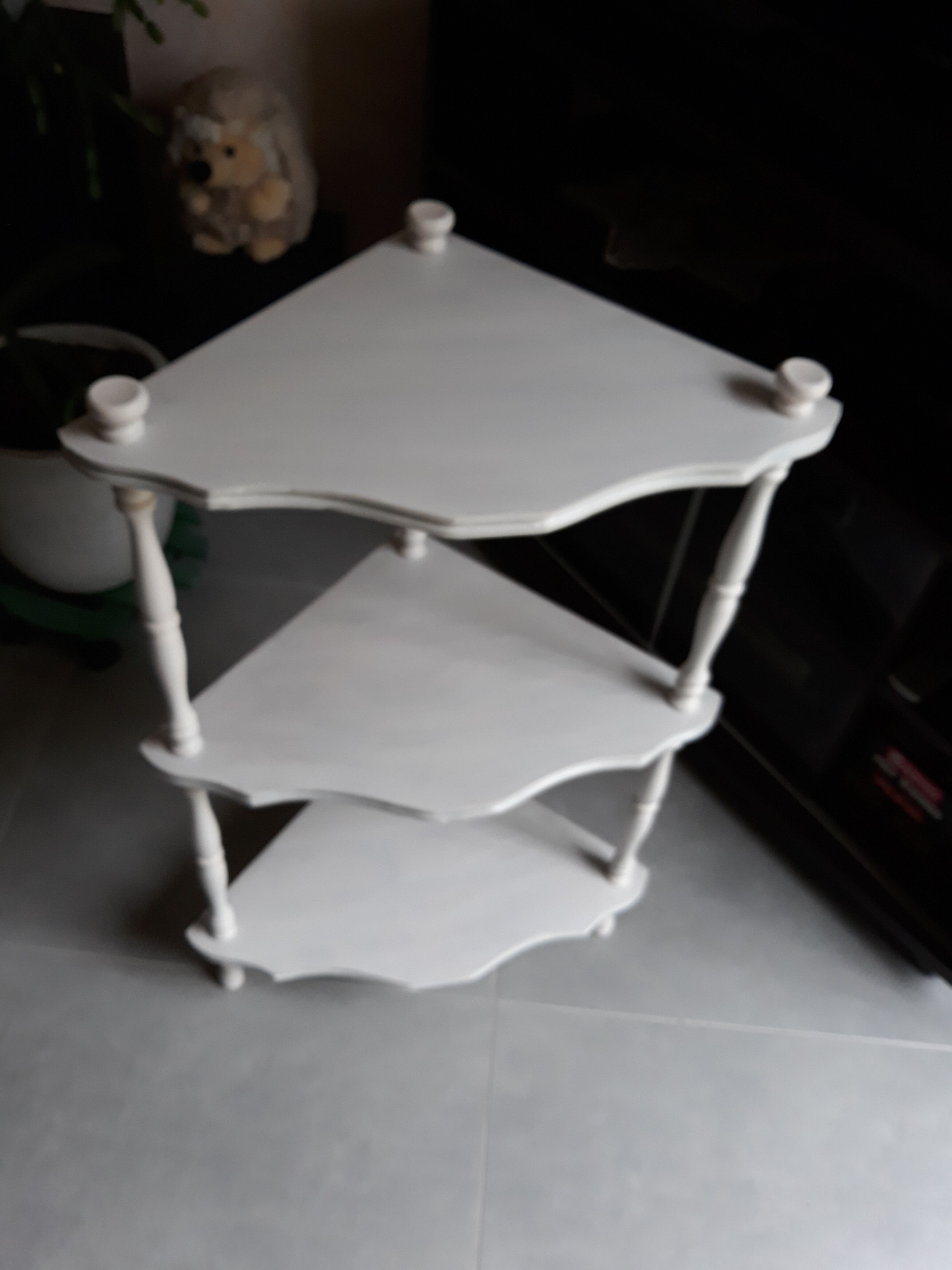 Massive wood angle shelf