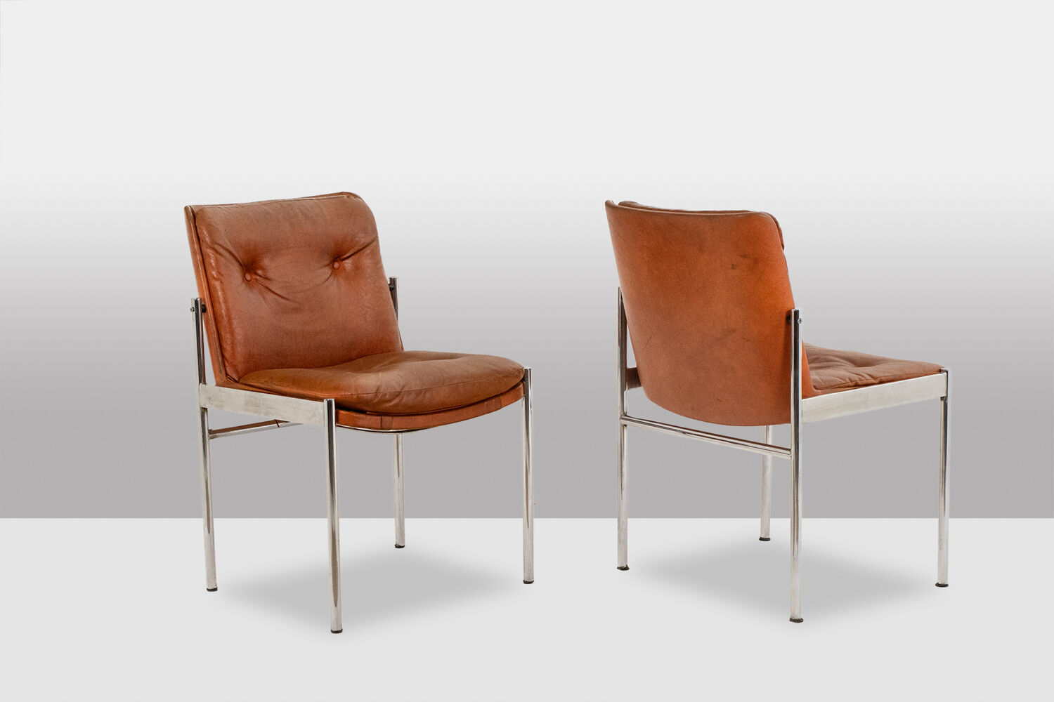 Série de 6 chaises en cuir et métal chromé, années 1970